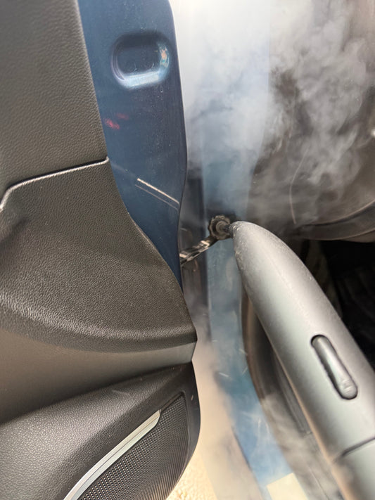 Nettoyage vapeur des contours de porte