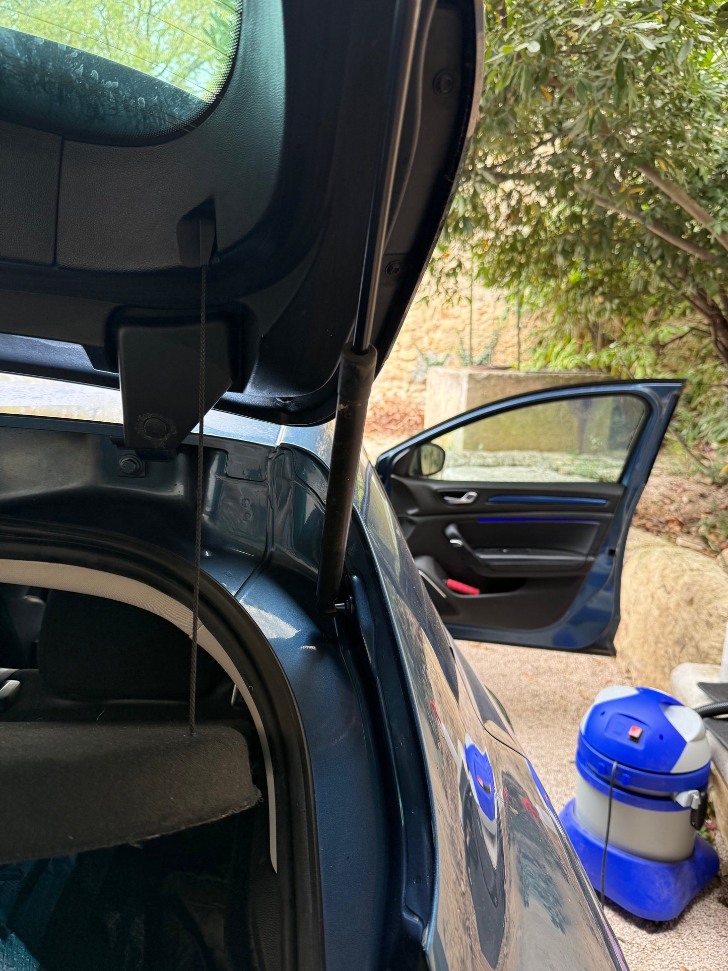 Nettoyage vapeur des contours de porte